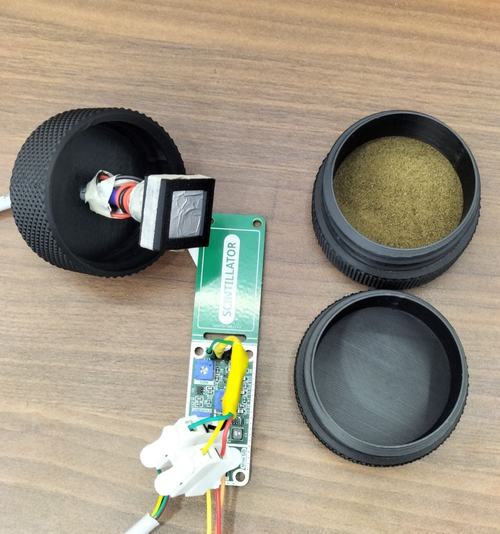 The complete setup. On the left, the detector head with its foil window is mounted in the enclosure lid. In the centre is the Mini SiD SiPM front-end board, with adjustable gain, threshold and SiPM bias. On the right, monazite sand sits in the base of th